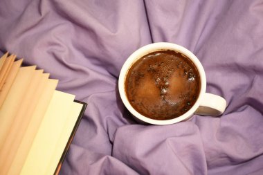 Yatak örtüsünün arkasında kahve fincanı var. Aşk ve Sevgililer Günü kavramı 