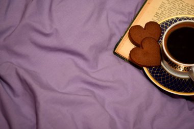 Yatak örtüsünün arkasında kahve fincanı var. Aşk ve Sevgililer Günü kavramı 
