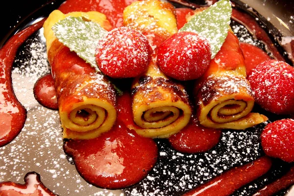 Pancakes Strawberries Strawberry Jam Sprinkled Icing Sugar — Stock Photo, Image
