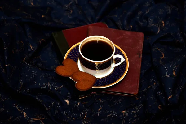 Кофейная Кружка Два Пряничных Очага Голубом Фоне Концепция Дня Любви — стоковое фото