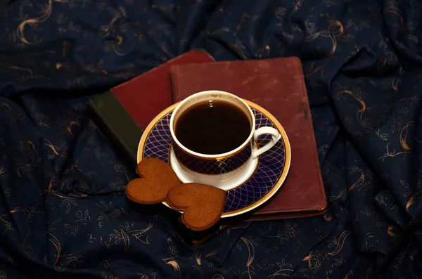 Μια Κούπα Καφέ Και Δύο Εστίες Από Μελόψωμο Στο Μπλε — Φωτογραφία Αρχείου