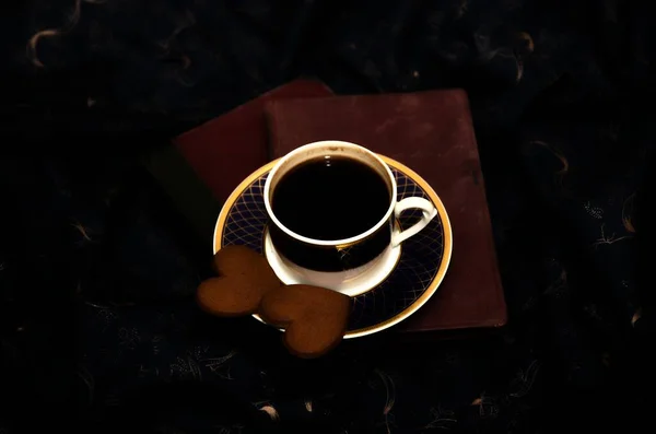 夜の青を背景にコーヒーマグカップと2つのジンジャーブレッドの囲炉裏 愛とバレンタインデーの概念 — ストック写真