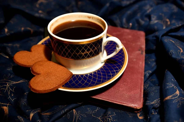 Taza Café Dos Panes Jengibre Fondo Azul Noche Concepto Amor —  Fotos de Stock