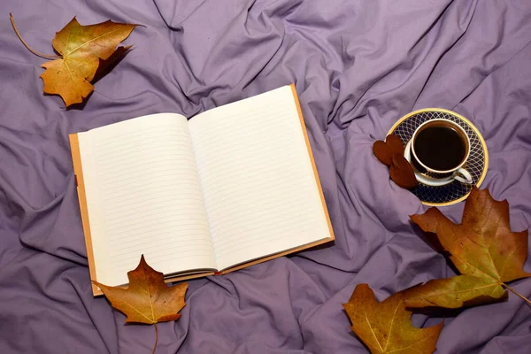 Una Taza Café Dos Corazones Jengibre Hojas Secas Arce Cuaderno —  Fotos de Stock