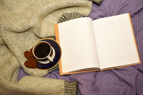 Una Taza Café Dos Corazones Jengibre Cuaderno Abierto Blanco Cama —  Fotos de Stock