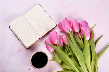 Mor laleler, kahve kupası, mor fotoğraf çerçevesi ve defter, kopyalama alanı 