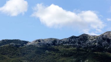 Hırvatistan 'daki dağ manzarası. Orta Dalmaçya Dağları