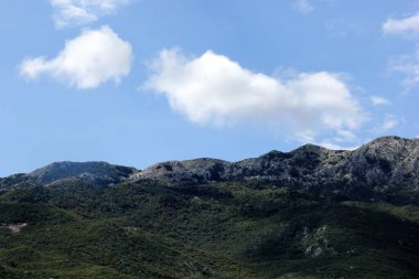 Hırvatistan 'daki dağ manzarası. Orta Dalmaçya Dağları