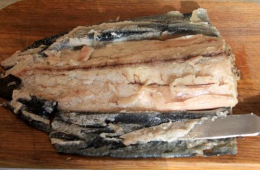 Mutfak tahtasındaki kunduz kuyruğunu pişirip kesmiş. Yemekte kunduz kuyruğu hazırlama 