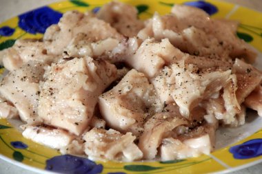 Karabiber ve baharatlı bir tabakta kızarmış kunduz kuyruğu. Yemekte kunduz kuyruğu hazırlama 