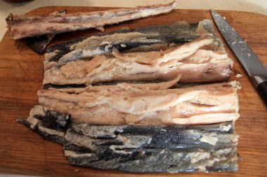 Mutfak tahtasındaki kunduz kuyruğunu pişirip kesmiş. Yemekte kunduz kuyruğu hazırlama 