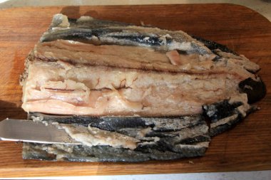 Mutfak tahtasındaki kunduz kuyruğunu pişirip kesmiş. Yemekte kunduz kuyruğu hazırlama 