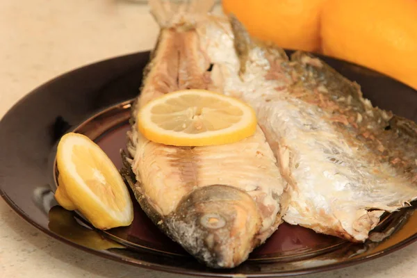 Pescado Frito Entero Plato Oscuro Decorado Con Limón Pescado Entero —  Fotos de Stock