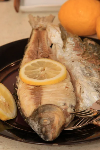 Peixe Frito Inteiro Prato Escuro Decorado Com Limão Peixe Inteiro — Fotografia de Stock
