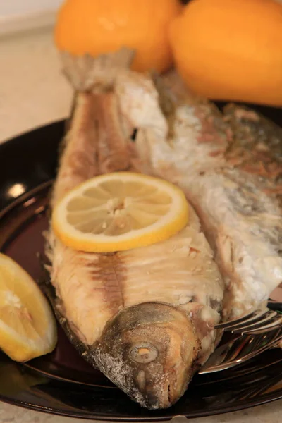 Whole Fried Fish Dark Plate Decorated Lemon Whole Fish Cooked — Stock Photo, Image