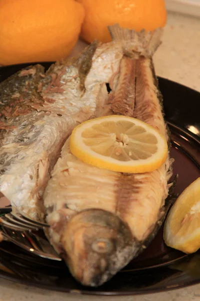 Peixe Frito Inteiro Prato Escuro Decorado Com Limão Peixe Inteiro — Fotografia de Stock