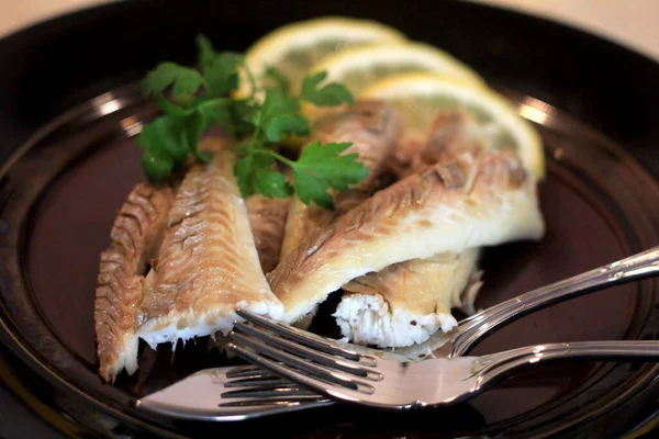 Filé Peixe Cozido Prato Escuro Decorado Com Limão Peixe Inteiro — Fotografia de Stock