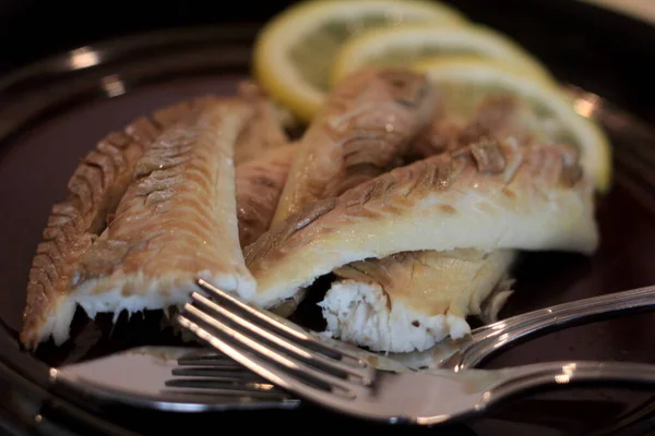 Filé Peixe Cozido Prato Escuro Decorado Com Limão Peixe Inteiro — Fotografia de Stock