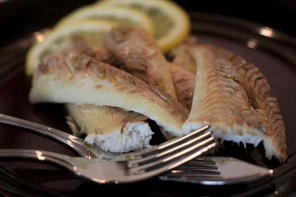 Filé Peixe Cozido Prato Escuro Decorado Com Limão Peixe Inteiro — Fotografia de Stock