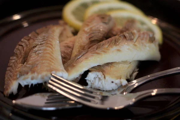 Filé Peixe Cozido Prato Escuro Decorado Com Limão Peixe Inteiro — Fotografia de Stock