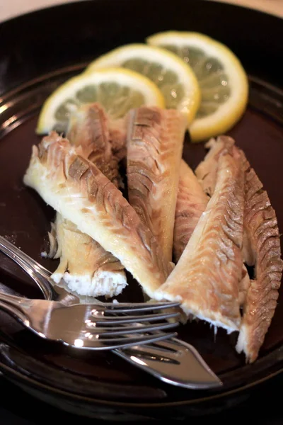 Cooked Fish Fillet Dark Plate Decorated Lemon Whole Fish Cooked — Stock Photo, Image