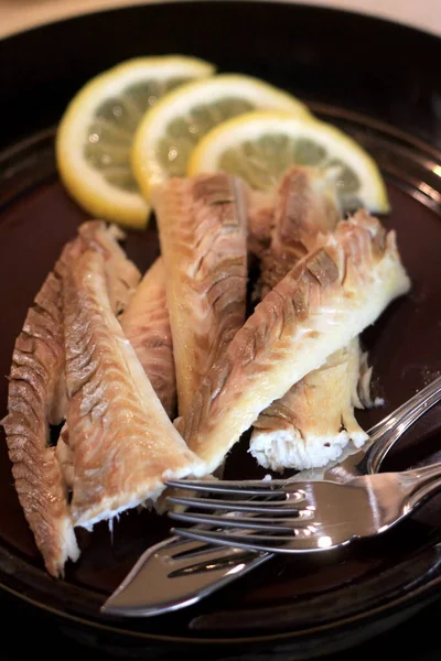 Filé Peixe Cozido Prato Escuro Decorado Com Limão Peixe Inteiro — Fotografia de Stock