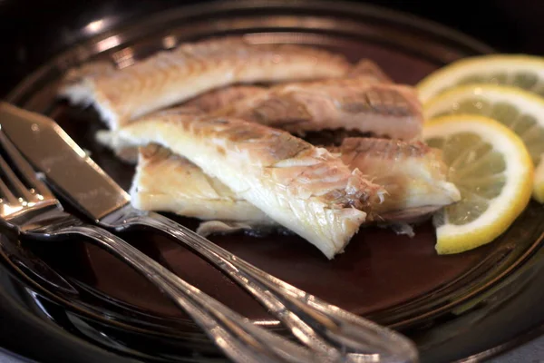 Filé Peixe Cozido Prato Escuro Decorado Com Limão Peixe Inteiro — Fotografia de Stock