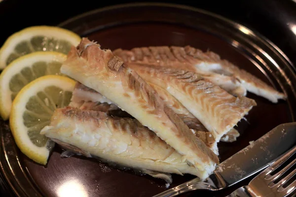 Filé Peixe Cozido Prato Escuro Decorado Com Limão Peixe Inteiro — Fotografia de Stock