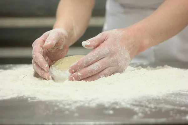 Mãos Mulher Amassam Massa Pão Fazendo Massa Por Mãos Femininas — Fotografia de Stock