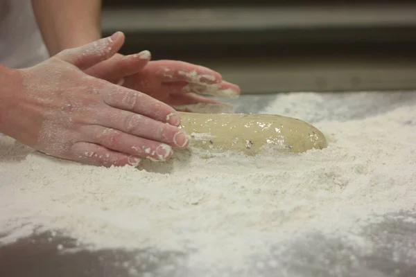Жіночі Руки Замінюють Хліб Виготовлення Тіста Своїми Руками Дерев Яному — стокове фото