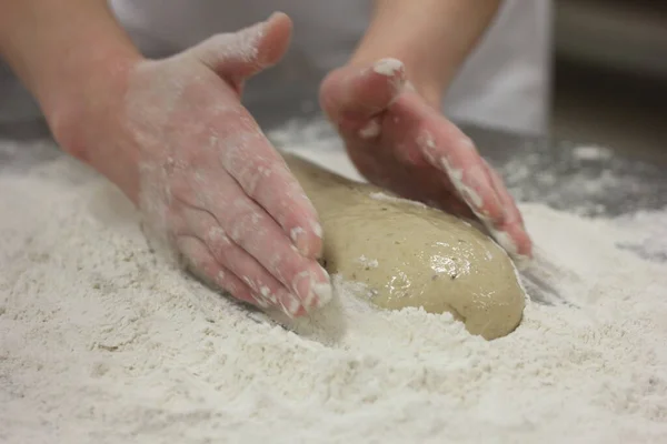 Жіночі Руки Замінюють Хліб Виготовлення Тіста Своїми Руками Дерев Яному — стокове фото