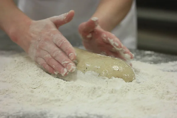 Ręce Kobiety Ugniatają Ciasto Chlebowe Dokonywanie Ciasta Przez Kobiety Ręce — Zdjęcie stockowe
