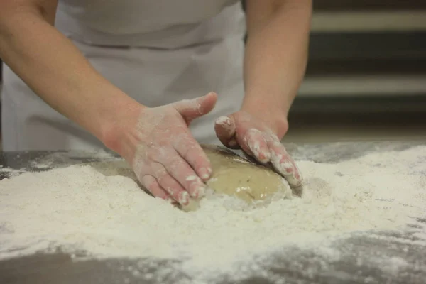 Mani Della Donna Impastano Impasto Del Pane Facendo Pasta Mani — Foto Stock