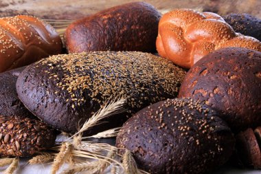 Değişik ekmek türleriyle yaşam: siyah, çavdar, beyaz ekmek, tohumlu ekmek. ekmek ve buğday kulakları. 