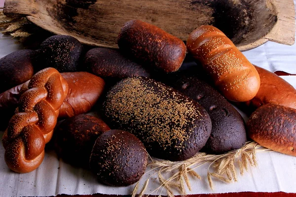 Νεκρή Ζωή Διαφορετικούς Τύπους Ψωμιού Μαύρο Σίκαλη Λευκό Ψωμί Ψωμί — Φωτογραφία Αρχείου