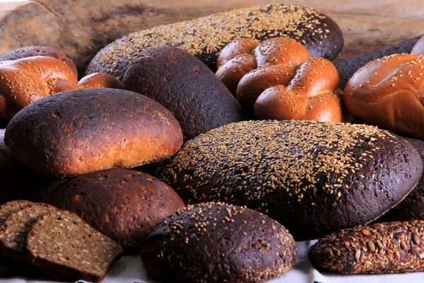 パンの異なるタイプのまだ生活 ライ麦 白パン 種とパン パンと小麦の耳 — ストック写真