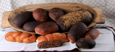 Değişik ekmek türleriyle yaşam: siyah, çavdar, beyaz ekmek, tohumlu ekmek. ekmek ve buğday kulakları. 