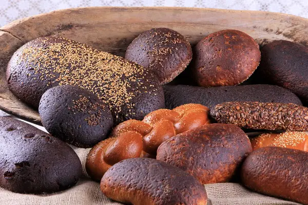 パンの異なるタイプのまだ生活 ライ麦 白パン 種とパン パンと小麦の耳 — ストック写真