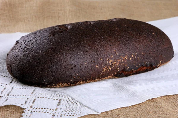 Ολόκληρο Ψωμί Σίκαλης Στο Τραπέζι Παραδοσιακό Ψωμί Σίκαλης — Φωτογραφία Αρχείου