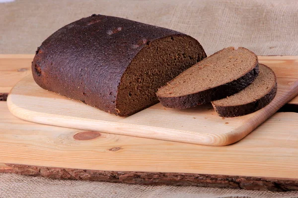 Frisch Geschnittenes Roggenbrot Isoliert Auf Dem Holztisch Und Servietten — Stockfoto