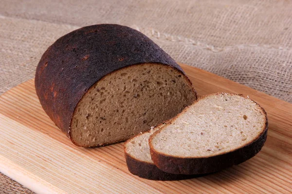伝統的なラトビアの甘いと酸味のあるパンの葉テーブルの上 甘いライ麦パン — ストック写真