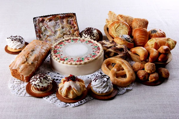 케이크 파이가 테이블 직물에 케이크를 선택하는 것입니다 — 스톡 사진