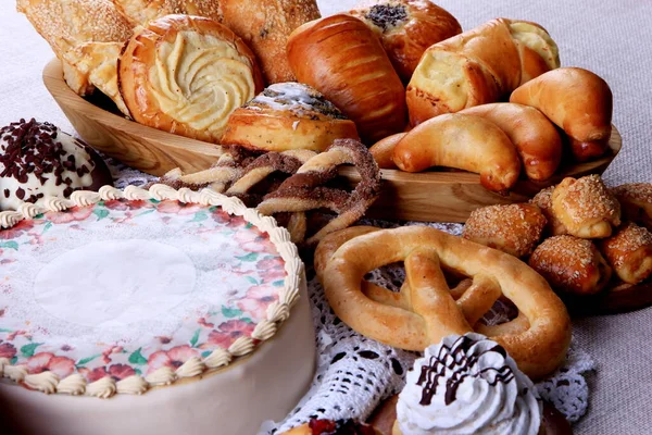 Стіл Великою Кількістю Тортів Кексів Пирогів Вибір Торта Білих Тканинах — стокове фото