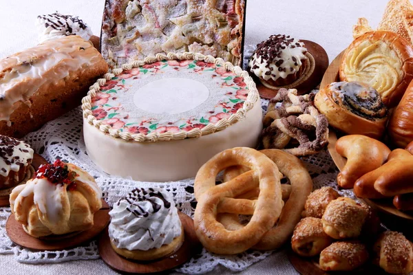 Tisch Mit Vielen Kuchen Cupcakes Und Torten Kuchenauswahl Auf Weißen — Stockfoto