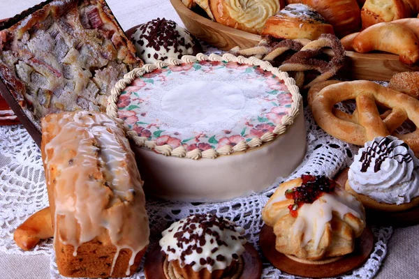 Tavolo Con Sacco Torte Cupcake Torte Selezione Torta Tessuti Bianchi — Foto Stock