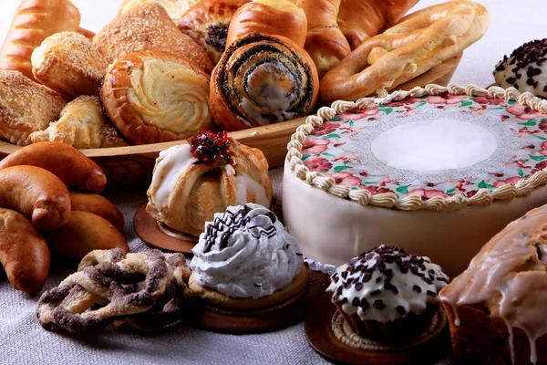 Meja Dengan Banyak Kue Cupcakes Dan Pie Pilihan Kue Pada — Stok Foto