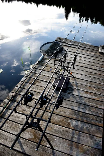 Nitaure Lettland Juni 2021 Stand Mit Karpfenruten Auf Der Fußgängerbrücke — Stockfoto