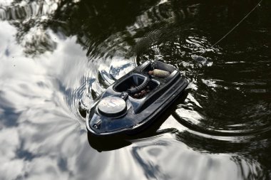 Nitaure, Letonya 5 Haziran 2021: Suyun üzerinde sazan yemi ile balık tutmak için GPS yemi teknesi