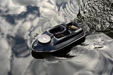 Nitaure, Letonya 5 Haziran 2021: Suyun üzerinde sazan yemi ile balık tutmak için GPS yemi teknesi