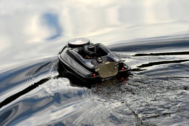 Nitaure, Letonya 5 Haziran 2021: Suyun üzerinde sazan yemi ile balık tutmak için GPS yemi teknesi